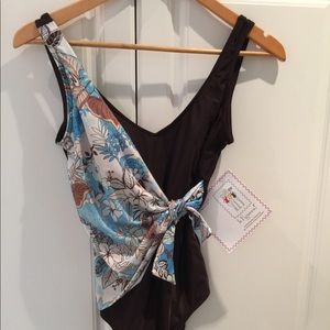 It Figures Tummy Tuck Ladies One Piece Bathing Suit SZ. 10